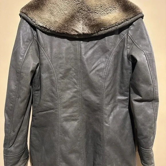Danier XS insulated leather coat wit beautiful faux trim in great used condition - Picture 8 of 10